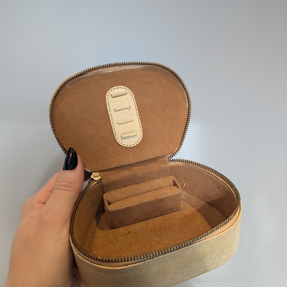 Elegant Cream Jewelry Case - Picture 2 of 9